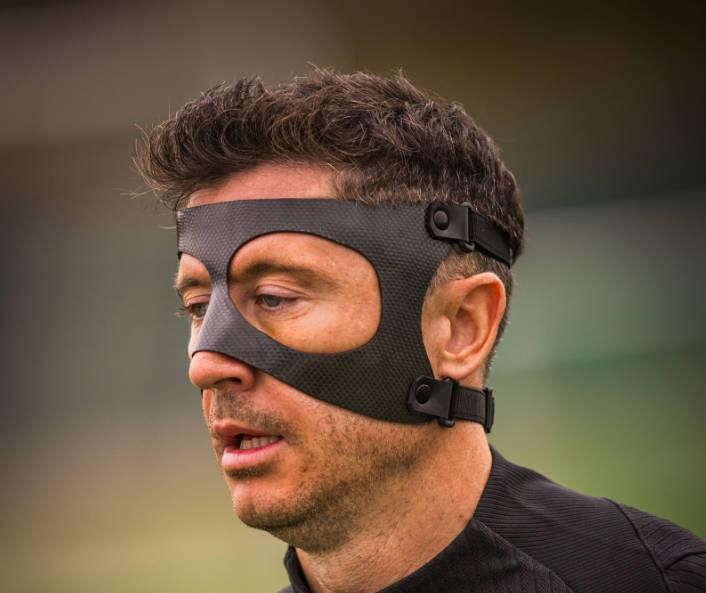  能否赶上出战毕包？巴萨官方晒莱万佩戴面具训练照片 新闻 能否赶上出战毕包？巴萨官方晒莱万佩戴面具训练照片 新闻