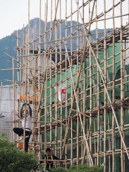 政府工作报告提“规范信贷经营行为、降低中间费用”，业内人士如何解读？ 新闻