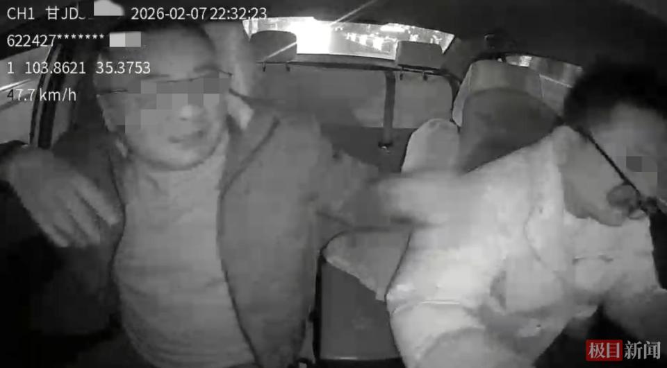  甘肃临洮深夜惊魂；乘客酒后失控抢方向盘，出租车撞树后逃逸。 新闻 甘肃临洮深夜惊魂；乘客酒后失控抢方向盘，出租车撞树后逃逸。 新闻