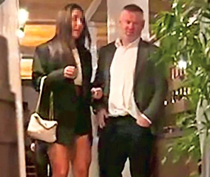  全英音乐奖前夕，鲁尼现身曼城高档酒吧；两位女士陪伴，饮酒至深夜。 娱乐新闻