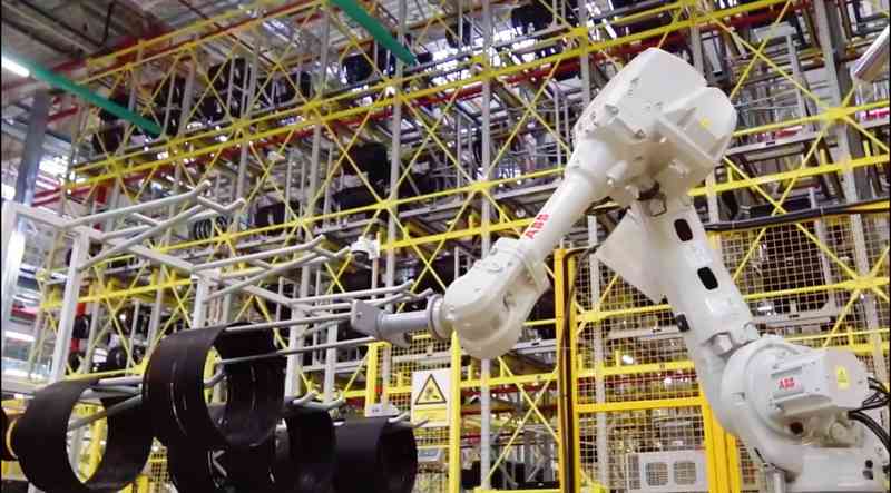  这座塞尔维亚轮胎基地，以黑灯工厂模式震撼业界；从传统工艺到智能闭环，它重塑制造格局，彰显中国智造的全球影响力。 汽车科技