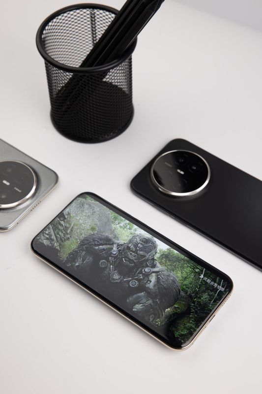  华为 Mate 70 Air 超薄大屏旗舰，纤薄握持结合持久续航；轻薄设计重塑日常使用体验。 手机评测