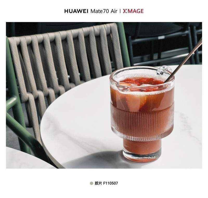  华为 Mate 70 Air 超薄大屏旗舰，纤薄握持结合持久续航；轻薄设计重塑日常使用体验。 手机评测