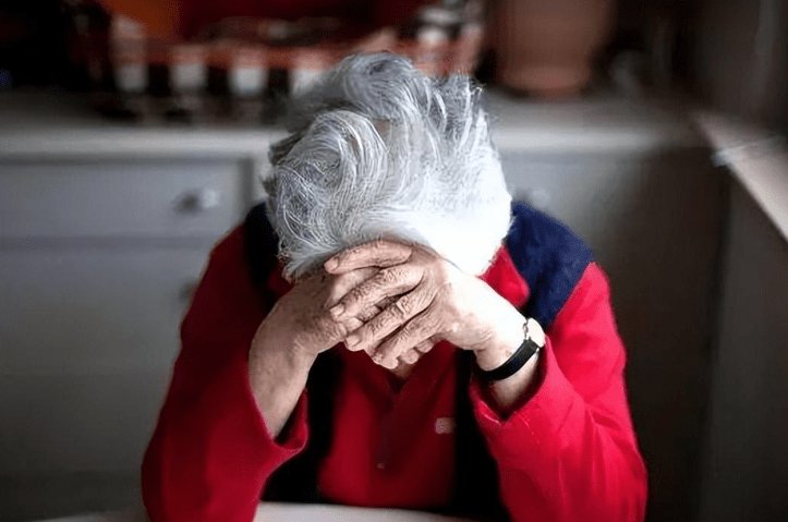  独居老人迷失社区理发店；十个月高额消费背后；情感空虚成致命弱点。 新闻