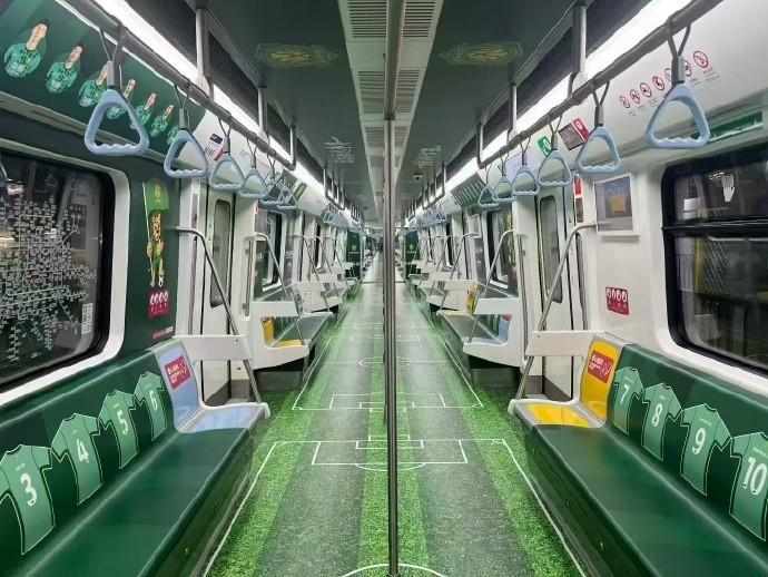  国安绿色元素点亮地铁车厢；从通勤到赛场氛围自然过渡。 体育新闻