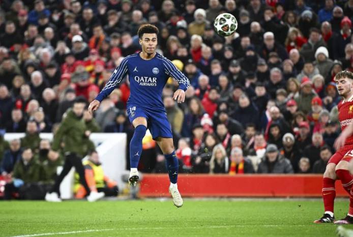 从安菲尔德的替补席到欧冠之巅：一个19岁少年的惊天逆袭 体育新闻