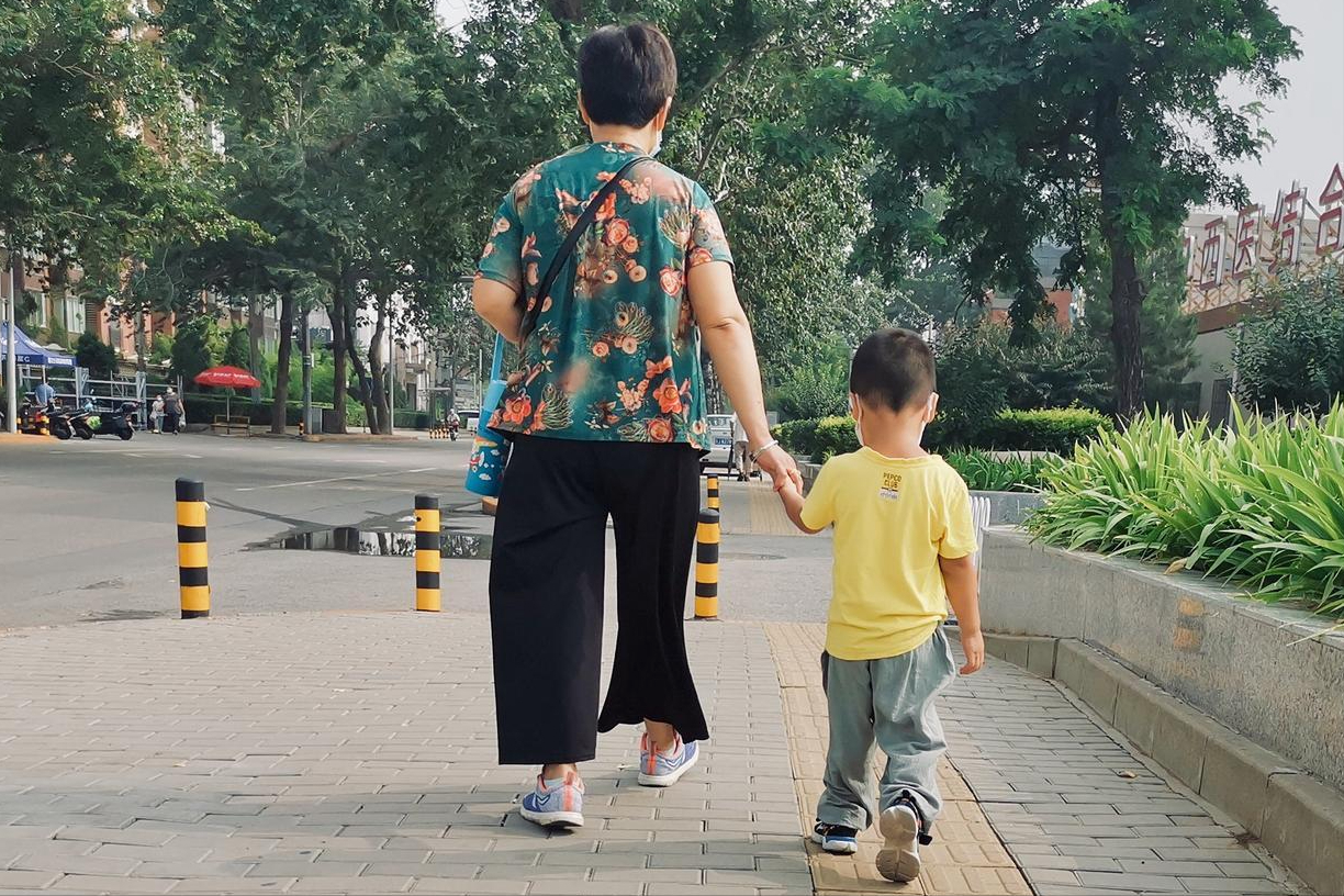  隔代抚养的深层逻辑：为什么五年陪伴胜过十年的金钱投入 情感心理