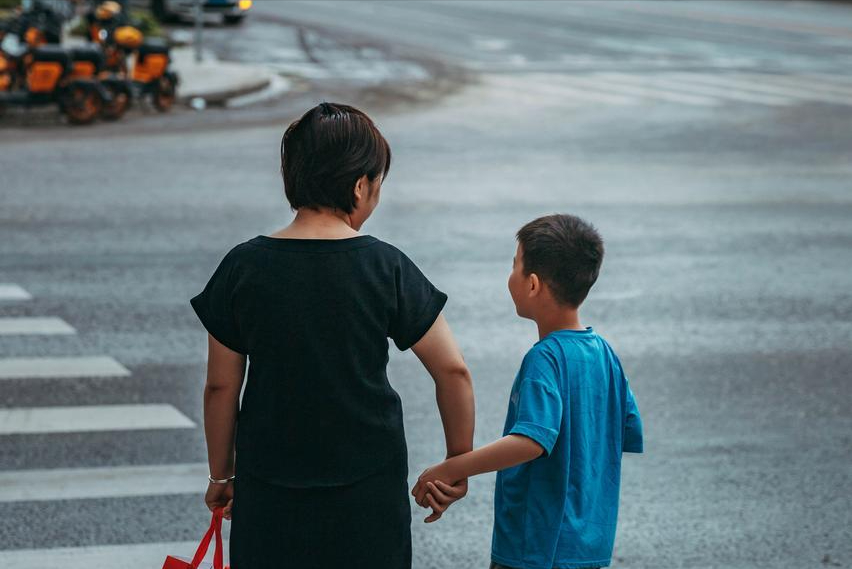  隔代抚养的深层逻辑：为什么五年陪伴胜过十年的金钱投入 情感心理