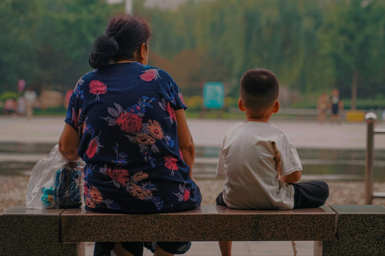  隔代抚养的深层逻辑：为什么五年陪伴胜过十年的金钱投入 情感心理